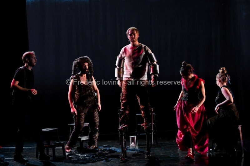 SIT OZFÅRS WYSR / Ensemble 101 & Macompagnie - Auteurs : Jeanne Béziers et Mike Solomon - Mise en Scène : Jeanne Béziers - Interprètes : Marie Perbost , Marie Picaut , Mike Solomon , Ryan Veillet et Mathieu Dubroca - photographies © Frédéric Iovino