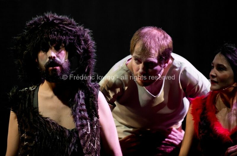 SIT OZFÅRS WYSR / Ensemble 101 & Macompagnie - Auteurs : Jeanne Béziers et Mike Solomon - Mise en Scène : Jeanne Béziers - Interprètes : Marie Perbost , Marie Picaut , Mike Solomon , Ryan Veillet et Mathieu Dubroca - photographies © Frédéric Iovino