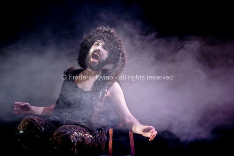 SIT OZFÅRS WYSR / Ensemble 101 & Macompagnie - Auteurs : Jeanne Béziers et Mike Solomon - Mise en Scène : Jeanne Béziers - Interprètes : Marie Perbost , Marie Picaut , Mike Solomon , Ryan Veillet et Mathieu Dubroca - photographies © Frédéric Iovino