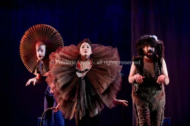 SIT OZFÅRS WYSR / Ensemble 101 & Macompagnie - Auteurs : Jeanne Béziers et Mike Solomon - Mise en Scène : Jeanne Béziers - Interprètes : Marie Perbost , Marie Picaut , Mike Solomon , Ryan Veillet et Mathieu Dubroca - photographies © Frédéric Iovino