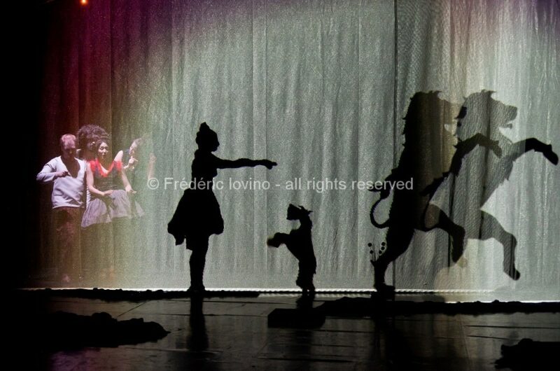 SIT OZFÅRS WYSR / Ensemble 101 & Macompagnie - Auteurs : Jeanne Béziers et Mike Solomon - Mise en Scène : Jeanne Béziers - Interprètes : Marie Perbost , Marie Picaut , Mike Solomon , Ryan Veillet et Mathieu Dubroca - photographies © Frédéric Iovino