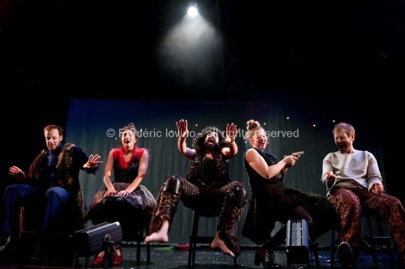 SIT OZFÅRS WYSR / Ensemble 101 & Macompagnie - Auteurs : Jeanne Béziers et Mike Solomon - Mise en Scène : Jeanne Béziers - Interprètes : Marie Perbost , Marie Picaut , Mike Solomon , Ryan Veillet et Mathieu Dubroca - photographies © Frédéric Iovino