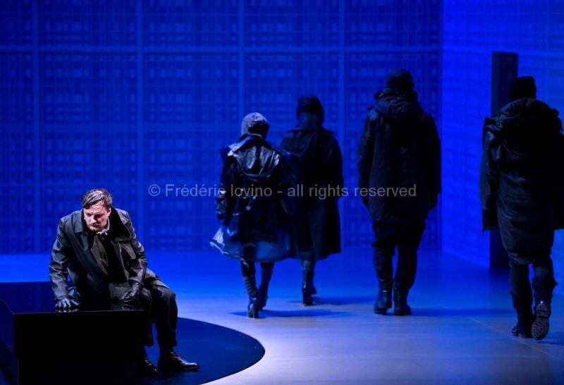 MARTA (Ludovic Lagadre, 2016)Du 13 au 21 mars 2016 à l'opéra de Lille.Opéra de Wolfgang Mitterer (né en 1958), Mise en scène: Ludovic Lagarde, Direction musicale: Clement Power,Avec: Georg Nigl, Les Cris de Paris (ensemble vocal) - Photographie © Frédéric IOVINO