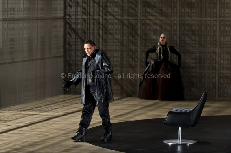 MARTA (Ludovic Lagadre, 2016)Du 13 au 21 mars 2016 à l'opéra de Lille.Opéra de Wolfgang Mitterer (né en 1958), Mise en scène: Ludovic Lagarde, Direction musicale: Clement Power,Avec: Tom Randle, Hesse von den Steinen - Photographie © Frédéric IOVINO