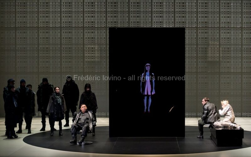 MARTA (Ludovic Lagadre, 2016)Du 13 au 21 mars 2016 à l'opéra de Lille.Opéra de Wolfgang Mitterer (né en 1958), Mise en scène: Ludovic Lagarde, Direction musicale: Clement Power,Avec: Elsa Benoit, Georg Nigl, Hesse von den Steinen, Martin Mairinger, Tom Randle, Ensemble Ictus, Les Cris de Paris (ensemble vocal) - Photographie © Frédéric IOVINO