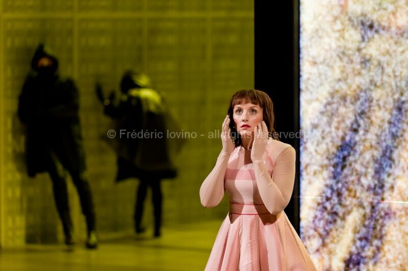 MARTA (Ludovic Lagadre, 2016)Du 13 au 21 mars 2016 à l'opéra de Lille.Opéra de Wolfgang Mitterer (né en 1958), Mise en scène: Ludovic Lagarde, Direction musicale: Clement Power,Avec: Elsa Benoit, Les Cris de Paris (ensemble vocal) - Photographie © Frédéric IOVINO