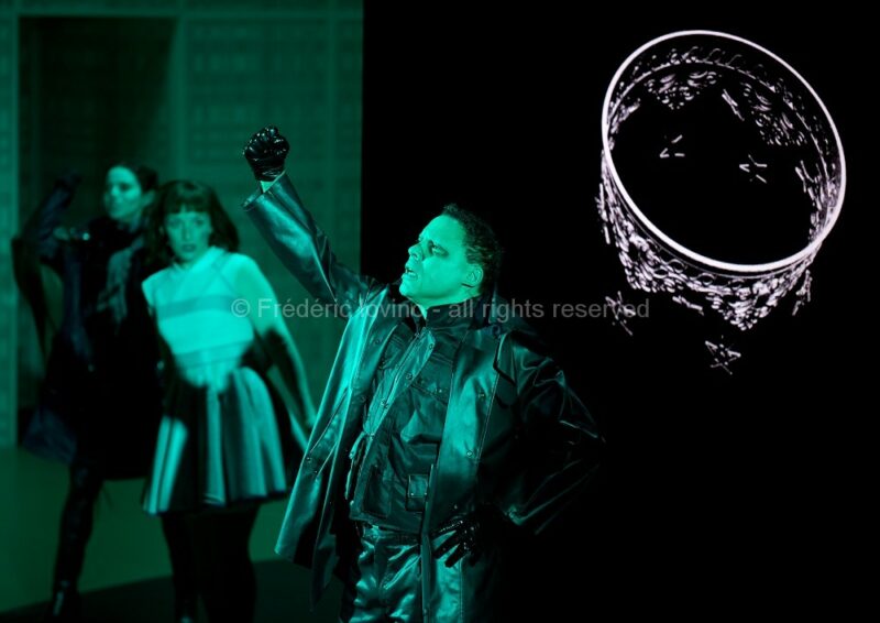 MARTA (Ludovic Lagadre, 2016)Du 13 au 21 mars 2016 à l'opéra de Lille.Opéra de Wolfgang Mitterer (né en 1958), Mise en scène: Ludovic Lagarde, Direction musicale: Clement Power,Avec: Tom Randle, Les Cris de Paris (ensemble vocal) - Photographie © Frédéric IOVINO