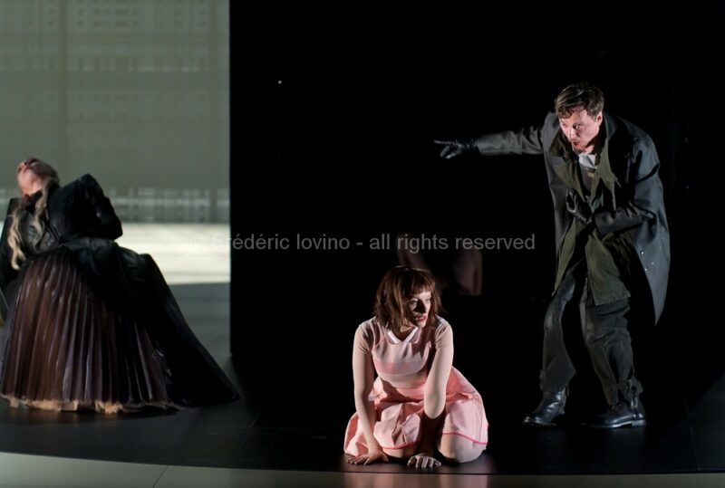 MARTA (Ludovic Lagadre, 2016)Du 13 au 21 mars 2016 à l'opéra de Lille.Opéra de Wolfgang Mitterer (né en 1958), Mise en scène: Ludovic Lagarde, Direction musicale: Clement Power,Avec: Hesse von den Steinen, Elsa Benoit, Georg Nigl - Photographie © Frédéric IOVINO