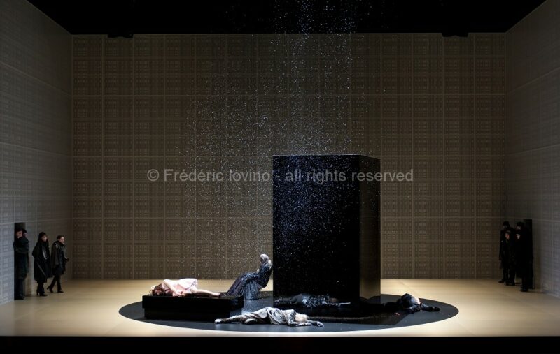 MARTA (Ludovic Lagadre, 2016)Du 13 au 21 mars 2016 à l'opéra de Lille.Opéra de Wolfgang Mitterer (né en 1958), Mise en scène: Ludovic Lagarde, Direction musicale: Clement Power,Avec: Elsa Benoit, Georg Nigl, Hesse von den Steinen, Martin Mairinger, Tom Randle, Ensemble Ictus, Les Cris de Paris (ensemble vocal) - Photographie © Frédéric IOVINO