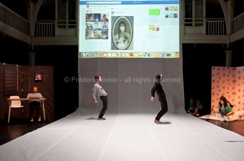 Que ferez-vous de mon profil Facebook quand je serai morte ? (Collectif XXY) - le 1er avril 2016 au Gymnase CDC à Roubaix - Conception &amp; écriture : Amélie Poirier - Avec : Rémi Hollant, Clémentine Vanlerberghe, Amélie Poirier - photographie © Frédéric Iovino
