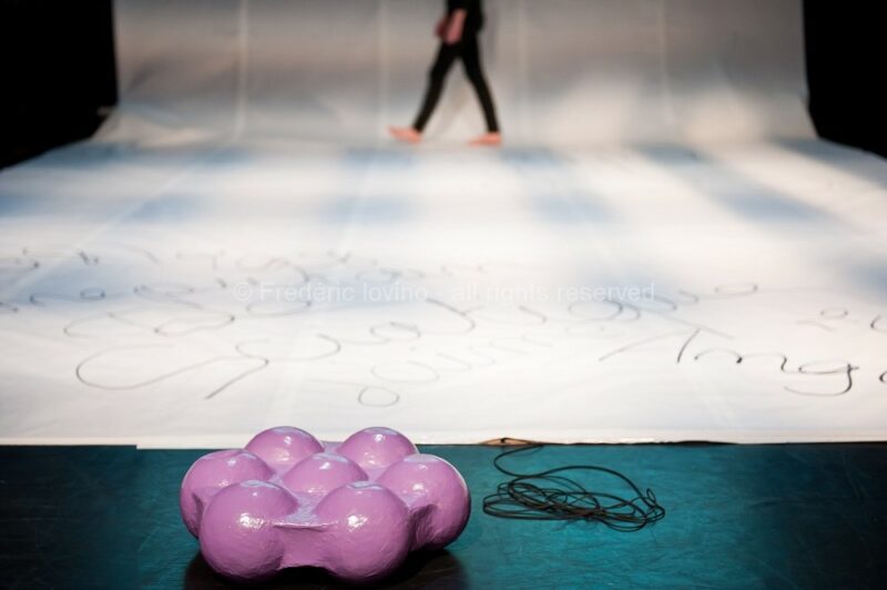 Que ferez-vous de mon profil Facebook quand je serai morte ? (Collectif XXY) - le 1er avril 2016 au Gymnase CDC à Roubaix - Conception &amp; écriture : Amélie Poirier - Avec : Rémi Hollant, Clémentine Vanlerberghe, Amélie Poirier - photographie © Frédéric Iovino