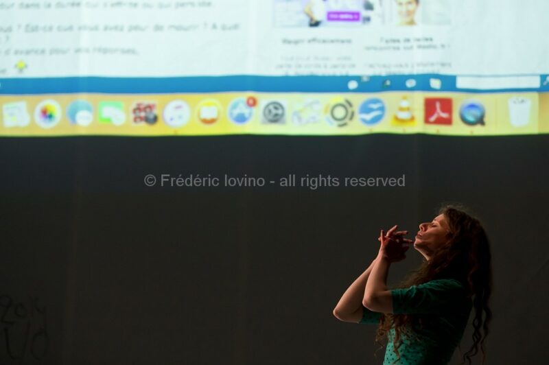 Que ferez-vous de mon profil Facebook quand je serai morte ? (Collectif XXY) - le 1er avril 2016 au Gymnase CDC à Roubaix - Conception &amp; écriture : Amélie Poirier - Avec : Rémi Hollant, Clémentine Vanlerberghe, Amélie Poirier - photographie © Frédéric Iovino