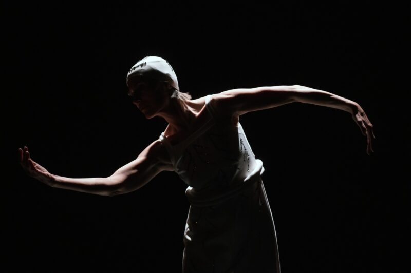 ROCKSTAR (Valeria Giuga / Cie Labkine)  Le 24 janvier 2020 à l'Atelier de Paris /CDCN, La Cartoucherie, Paris (75) -  Chorégraphie : Valeria Giuga - Danse : Noëlle Simonet - Textes, voix, création sonore : Jean-Michel Espitallier - Création sonore : Anne-James Chaton - photographie ©F.IOVINO