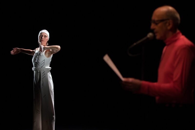 ROCKSTAR (Valeria Giuga / Cie Labkine)  Le 24 janvier 2020 à l'Atelier de Paris /CDCN, La Cartoucherie, Paris (75) -  Chorégraphie : Valeria Giuga - Danse : Noëlle Simonet - Textes, voix, création sonore : Jean-Michel Espitallier - Création sonore : Anne-James Chaton - photographie ©F.IOVINO