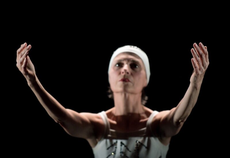 ROCKSTAR (Valeria Giuga / Cie Labkine)  Le 24 janvier 2020 à l'Atelier de Paris /CDCN, La Cartoucherie, Paris (75) -  Chorégraphie : Valeria Giuga - Danse : Noëlle Simonet - Textes, voix, création sonore : Jean-Michel Espitallier - Création sonore : Anne-James Chaton - photographie ©F.IOVINO
