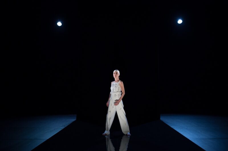 ROCKSTAR (Valeria Giuga / Cie Labkine)  Le 24 janvier 2020 à l'Atelier de Paris /CDCN, La Cartoucherie, Paris (75) -  Chorégraphie : Valeria Giuga - Danse : Noëlle Simonet - Textes, voix, création sonore : Jean-Michel Espitallier - Création sonore : Anne-James Chaton - photographie ©F.IOVINO
