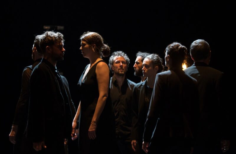 TUMULTE ( Cie Vilcanota, Bruno Pradet) Le 30 janvier 2020 au Gymnase CDC, Roubaix - Chorégraphie : Bruno Pradet - Interprétation chorégraphique : Christophe Brombin, Jules Leduc, Noëllie Poulain, Thomas Regnier, Loriane Wagner - Chant et musique : Marion Dhombres (soprano), Mathieu Jedrazak (contre-ténor / violon alto), Frédéric Joiselle (voix / guitare), Franck Tilmant (voix / basse) - photographie © Frédéric Iovino