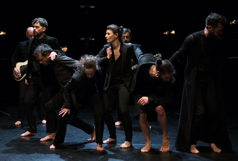 TUMULTE ( Cie Vilcanota, Bruno Pradet) Le 30 janvier 2020 au Gymnase CDC, Roubaix - Chorégraphie : Bruno Pradet - Interprétation chorégraphique : Christophe Brombin, Jules Leduc, Noëllie Poulain, Thomas Regnier, Loriane Wagner - Chant et musique : Marion Dhombres (soprano), Mathieu Jedrazak (contre-ténor / violon alto), Frédéric Joiselle (voix / guitare), Franck Tilmant (voix / basse) - photographie © Frédéric Iovino