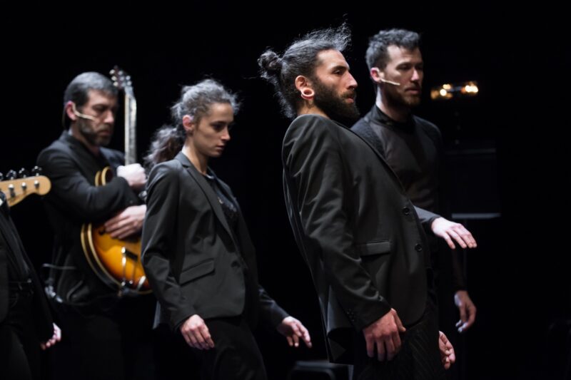 TUMULTE ( Cie Vilcanota, Bruno Pradet) Le 30 janvier 2020 au Gymnase CDC, Roubaix - Chorégraphie : Bruno Pradet - Interprétation chorégraphique : Christophe Brombin, Jules Leduc, Noëllie Poulain, Thomas Regnier, Loriane Wagner - Chant et musique : Marion Dhombres (soprano), Mathieu Jedrazak (contre-ténor / violon alto), Frédéric Joiselle (voix / guitare), Franck Tilmant (voix / basse) - photographie © Frédéric Iovino