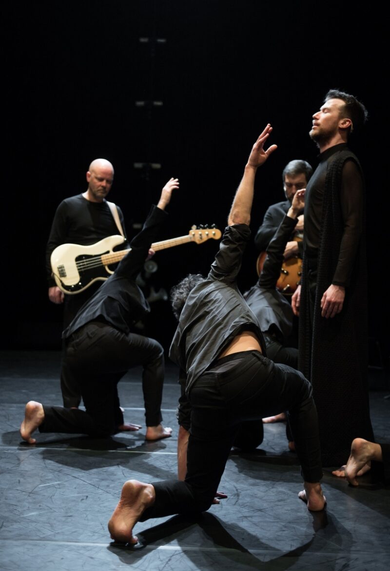 TUMULTE ( Cie Vilcanota, Bruno Pradet) Le 30 janvier 2020 au Gymnase CDC, Roubaix - Chorégraphie : Bruno Pradet - Interprétation chorégraphique : Christophe Brombin, Jules Leduc, Noëllie Poulain, Thomas Regnier, Loriane Wagner - Chant et musique : Marion Dhombres (soprano), Mathieu Jedrazak (contre-ténor / violon alto), Frédéric Joiselle (voix / guitare), Franck Tilmant (voix / basse) - photographie © Frédéric Iovino