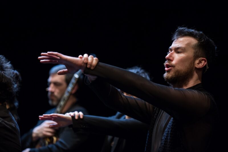 TUMULTE ( Cie Vilcanota, Bruno Pradet) Le 30 janvier 2020 au Gymnase CDC, Roubaix - Chorégraphie : Bruno Pradet - Interprétation chorégraphique : Christophe Brombin, Jules Leduc, Noëllie Poulain, Thomas Regnier, Loriane Wagner - Chant et musique : Marion Dhombres (soprano), Mathieu Jedrazak (contre-ténor / violon alto), Frédéric Joiselle (voix / guitare), Franck Tilmant (voix / basse) - photographie © Frédéric Iovino