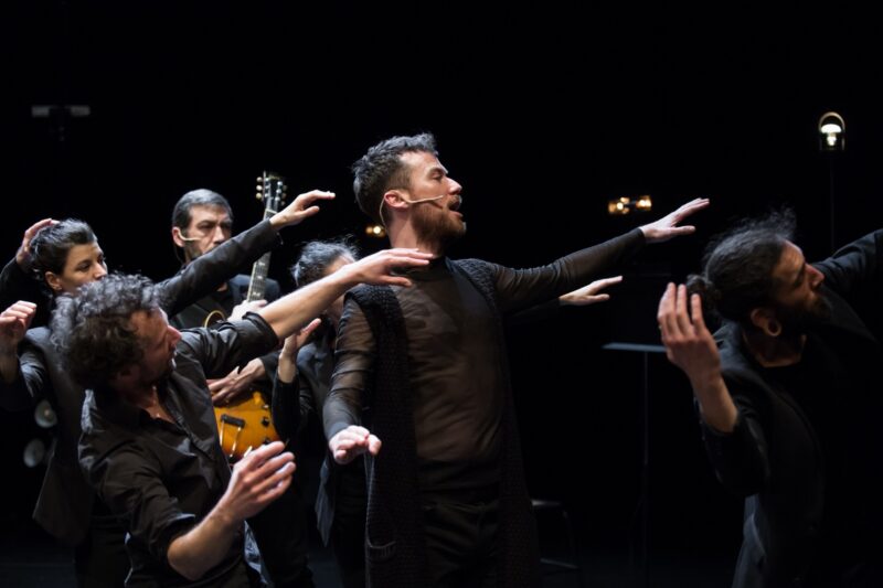 TUMULTE ( Cie Vilcanota, Bruno Pradet) Le 30 janvier 2020 au Gymnase CDC, Roubaix - Chorégraphie : Bruno Pradet - Interprétation chorégraphique : Christophe Brombin, Jules Leduc, Noëllie Poulain, Thomas Regnier, Loriane Wagner - Chant et musique : Marion Dhombres (soprano), Mathieu Jedrazak (contre-ténor / violon alto), Frédéric Joiselle (voix / guitare), Franck Tilmant (voix / basse) - photographie © Frédéric Iovino