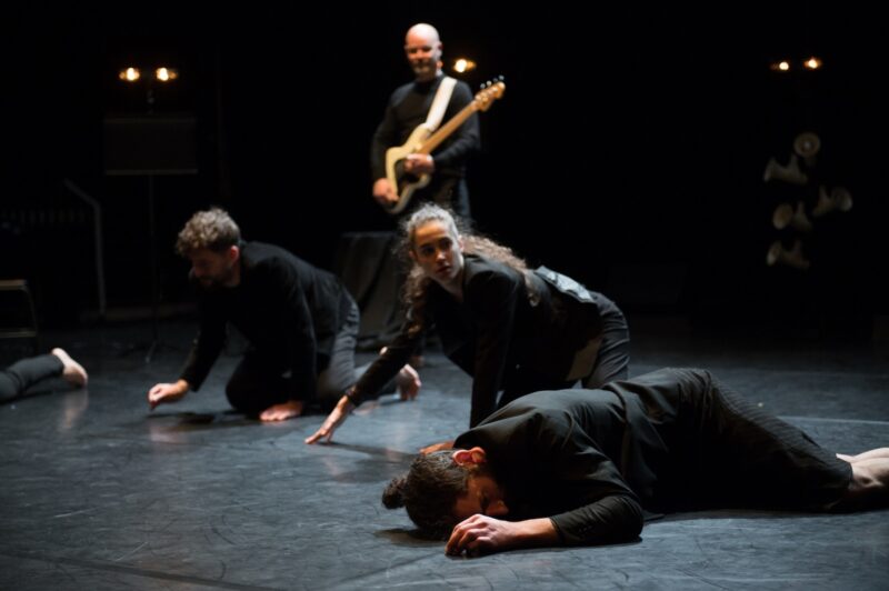 TUMULTE ( Cie Vilcanota, Bruno Pradet) Le 30 janvier 2020 au Gymnase CDC, Roubaix - Chorégraphie : Bruno Pradet - Interprétation chorégraphique : Christophe Brombin, Jules Leduc, Noëllie Poulain, Thomas Regnier, Loriane Wagner - Chant et musique : Marion Dhombres (soprano), Mathieu Jedrazak (contre-ténor / violon alto), Frédéric Joiselle (voix / guitare), Franck Tilmant (voix / basse) - photographie © Frédéric Iovino