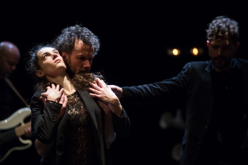 TUMULTE ( Cie Vilcanota, Bruno Pradet) Le 30 janvier 2020 au Gymnase CDC, Roubaix - Chorégraphie : Bruno Pradet - Interprétation chorégraphique : Christophe Brombin, Jules Leduc, Noëllie Poulain, Thomas Regnier, Loriane Wagner - Chant et musique : Marion Dhombres (soprano), Mathieu Jedrazak (contre-ténor / violon alto), Frédéric Joiselle (voix / guitare), Franck Tilmant (voix / basse) - photographie © Frédéric Iovino
