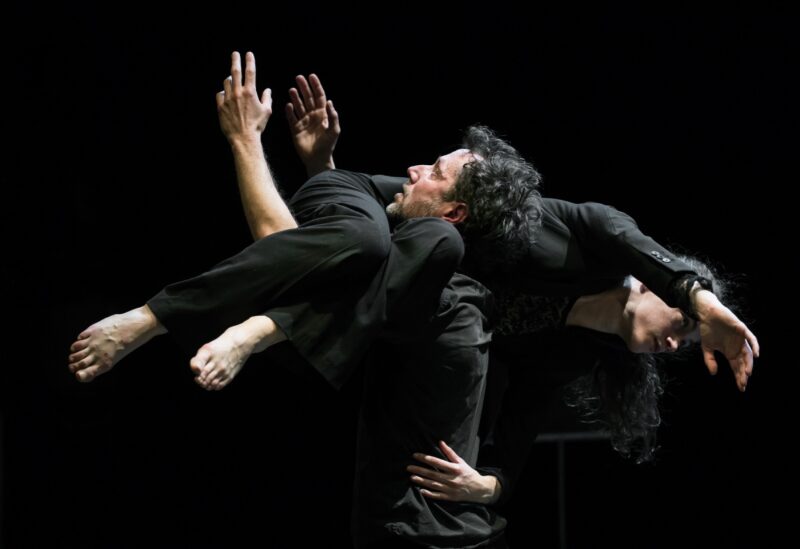 TUMULTE ( Cie Vilcanota, Bruno Pradet) Le 30 janvier 2020 au Gymnase CDC, Roubaix - Chorégraphie : Bruno Pradet - Interprétation chorégraphique : Christophe Brombin, Jules Leduc, Noëllie Poulain, Thomas Regnier, Loriane Wagner - Chant et musique : Marion Dhombres (soprano), Mathieu Jedrazak (contre-ténor / violon alto), Frédéric Joiselle (voix / guitare), Franck Tilmant (voix / basse) - photographie © Frédéric Iovino