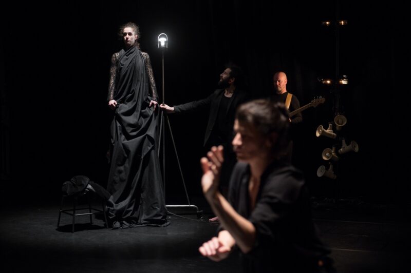 TUMULTE ( Cie Vilcanota, Bruno Pradet) Le 30 janvier 2020 au Gymnase CDC, Roubaix - Chorégraphie : Bruno Pradet - Interprétation chorégraphique : Christophe Brombin, Jules Leduc, Noëllie Poulain, Thomas Regnier, Loriane Wagner - Chant et musique : Marion Dhombres (soprano), Mathieu Jedrazak (contre-ténor / violon alto), Frédéric Joiselle (voix / guitare), Franck Tilmant (voix / basse) - photographie © Frédéric Iovino