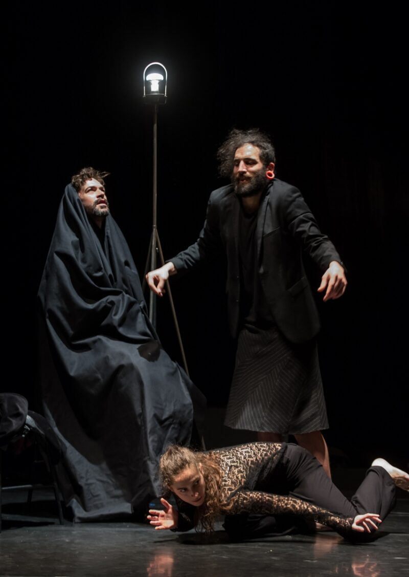 TUMULTE ( Cie Vilcanota, Bruno Pradet) Le 30 janvier 2020 au Gymnase CDC, Roubaix - Chorégraphie : Bruno Pradet - Interprétation chorégraphique : Christophe Brombin, Jules Leduc, Noëllie Poulain, Thomas Regnier, Loriane Wagner - Chant et musique : Marion Dhombres (soprano), Mathieu Jedrazak (contre-ténor / violon alto), Frédéric Joiselle (voix / guitare), Franck Tilmant (voix / basse) - photographie © Frédéric Iovino