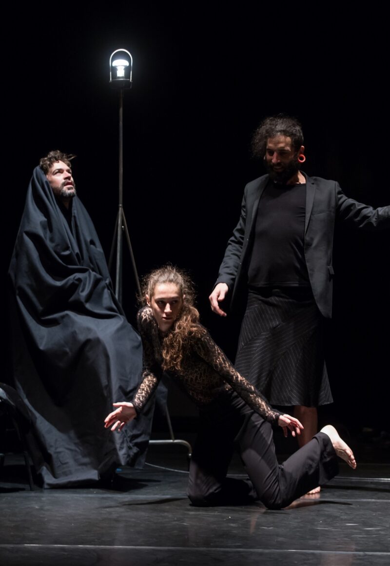 TUMULTE ( Cie Vilcanota, Bruno Pradet) Le 30 janvier 2020 au Gymnase CDC, Roubaix - Chorégraphie : Bruno Pradet - Interprétation chorégraphique : Christophe Brombin, Jules Leduc, Noëllie Poulain, Thomas Regnier, Loriane Wagner - Chant et musique : Marion Dhombres (soprano), Mathieu Jedrazak (contre-ténor / violon alto), Frédéric Joiselle (voix / guitare), Franck Tilmant (voix / basse) - photographie © Frédéric Iovino