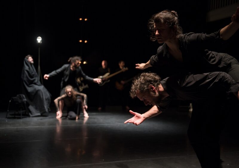 TUMULTE ( Cie Vilcanota, Bruno Pradet) Le 30 janvier 2020 au Gymnase CDC, Roubaix - Chorégraphie : Bruno Pradet - Interprétation chorégraphique : Christophe Brombin, Jules Leduc, Noëllie Poulain, Thomas Regnier, Loriane Wagner - Chant et musique : Marion Dhombres (soprano), Mathieu Jedrazak (contre-ténor / violon alto), Frédéric Joiselle (voix / guitare), Franck Tilmant (voix / basse) - photographie © Frédéric Iovino