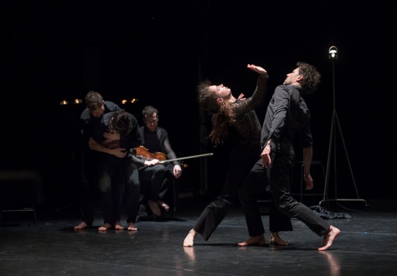 TUMULTE ( Cie Vilcanota, Bruno Pradet) Le 30 janvier 2020 au Gymnase CDC, Roubaix - Chorégraphie : Bruno Pradet - Interprétation chorégraphique : Christophe Brombin, Jules Leduc, Noëllie Poulain, Thomas Regnier, Loriane Wagner - Chant et musique : Marion Dhombres (soprano), Mathieu Jedrazak (contre-ténor / violon alto), Frédéric Joiselle (voix / guitare), Franck Tilmant (voix / basse) - photographie © Frédéric Iovino