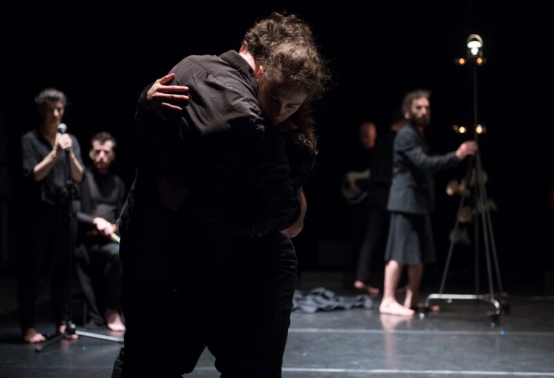 TUMULTE ( Cie Vilcanota, Bruno Pradet) Le 30 janvier 2020 au Gymnase CDC, Roubaix - Chorégraphie : Bruno Pradet - Interprétation chorégraphique : Christophe Brombin, Jules Leduc, Noëllie Poulain, Thomas Regnier, Loriane Wagner - Chant et musique : Marion Dhombres (soprano), Mathieu Jedrazak (contre-ténor / violon alto), Frédéric Joiselle (voix / guitare), Franck Tilmant (voix / basse) - photographie © Frédéric Iovino