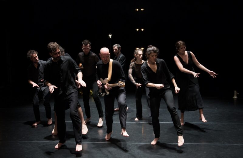 TUMULTE ( Cie Vilcanota, Bruno Pradet) Le 30 janvier 2020 au Gymnase CDC, Roubaix - Chorégraphie : Bruno Pradet - Interprétation chorégraphique : Christophe Brombin, Jules Leduc, Noëllie Poulain, Thomas Regnier, Loriane Wagner - Chant et musique : Marion Dhombres (soprano), Mathieu Jedrazak (contre-ténor / violon alto), Frédéric Joiselle (voix / guitare), Franck Tilmant (voix / basse) - photographie © Frédéric Iovino