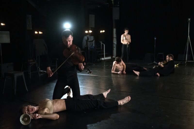 TUMULTE ( Cie Vilcanota, Bruno Pradet) Le 30 janvier 2020 au Gymnase CDC, Roubaix - Chorégraphie : Bruno Pradet - Interprétation chorégraphique : Christophe Brombin, Jules Leduc, Noëllie Poulain, Thomas Regnier, Loriane Wagner - Chant et musique : Marion Dhombres (soprano), Mathieu Jedrazak (contre-ténor / violon alto), Frédéric Joiselle (voix / guitare), Franck Tilmant (voix / basse) - photographie © Frédéric Iovino