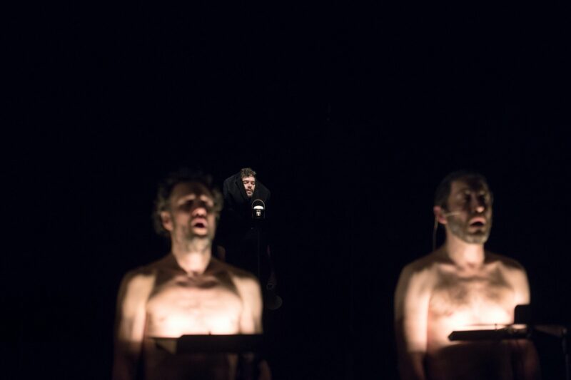 TUMULTE ( Cie Vilcanota, Bruno Pradet) Le 30 janvier 2020 au Gymnase CDC, Roubaix - Chorégraphie : Bruno Pradet - Interprétation chorégraphique : Christophe Brombin, Jules Leduc, Noëllie Poulain, Thomas Regnier, Loriane Wagner - Chant et musique : Marion Dhombres (soprano), Mathieu Jedrazak (contre-ténor / violon alto), Frédéric Joiselle (voix / guitare), Franck Tilmant (voix / basse) - photographie © Frédéric Iovino