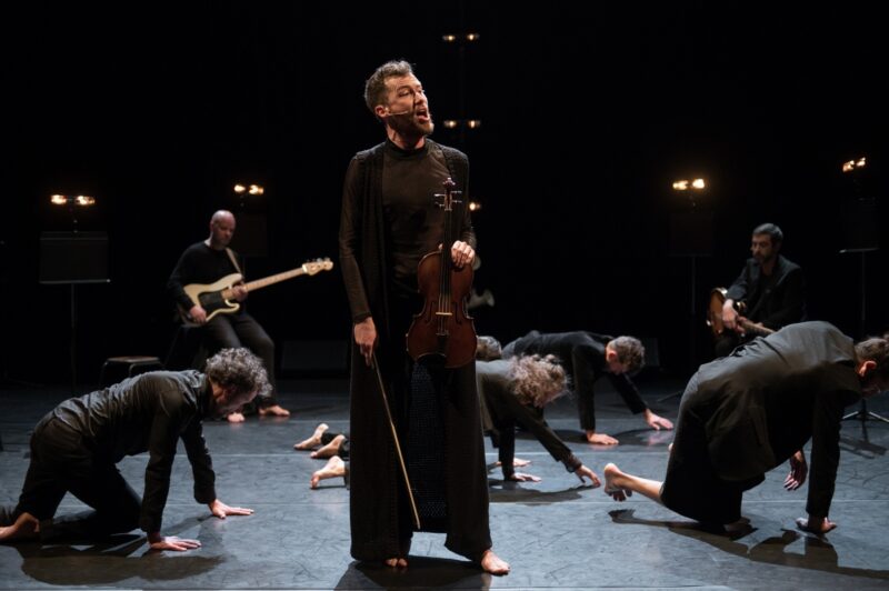 TUMULTE ( Cie Vilcanota, Bruno Pradet) Le 30 janvier 2020 au Gymnase CDC, Roubaix - Chorégraphie : Bruno Pradet - Interprétation chorégraphique : Christophe Brombin, Jules Leduc, Noëllie Poulain, Thomas Regnier, Loriane Wagner - Chant et musique : Marion Dhombres (soprano), Mathieu Jedrazak (contre-ténor / violon alto), Frédéric Joiselle (voix / guitare), Franck Tilmant (voix / basse) - photographie © Frédéric Iovino