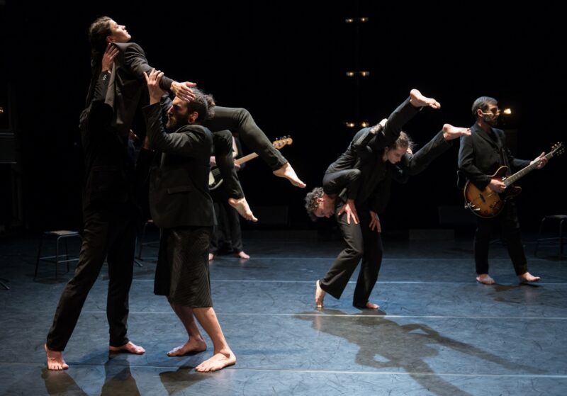 TUMULTE ( Cie Vilcanota, Bruno Pradet) Le 30 janvier 2020 au Gymnase CDC, Roubaix - Chorégraphie : Bruno Pradet - Interprétation chorégraphique : Christophe Brombin, Jules Leduc, Noëllie Poulain, Thomas Regnier, Loriane Wagner - Chant et musique : Marion Dhombres (soprano), Mathieu Jedrazak (contre-ténor / violon alto), Frédéric Joiselle (voix / guitare), Franck Tilmant (voix / basse) - photographie © Frédéric Iovino