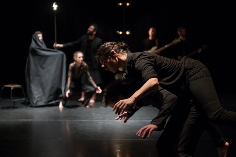 TUMULTE ( Cie Vilcanota, Bruno Pradet) Le 30 janvier 2020 au Gymnase CDC, Roubaix - Chorégraphie : Bruno Pradet - Interprétation chorégraphique : Christophe Brombin, Jules Leduc, Noëllie Poulain, Thomas Regnier, Loriane Wagner - Chant et musique : Marion Dhombres (soprano), Mathieu Jedrazak (contre-ténor / violon alto), Frédéric Joiselle (voix / guitare), Franck Tilmant (voix / basse) - photographie © Frédéric Iovino