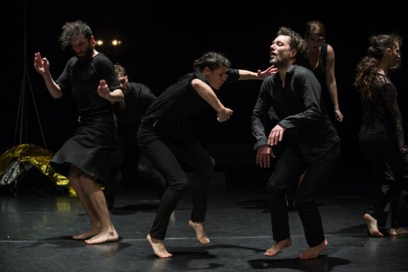 TUMULTE ( Cie Vilcanota, Bruno Pradet) Le 30 janvier 2020 au Gymnase CDC, Roubaix - Chorégraphie : Bruno Pradet - Interprétation chorégraphique : Christophe Brombin, Jules Leduc, Noëllie Poulain, Thomas Regnier, Loriane Wagner - Chant et musique : Marion Dhombres (soprano), Mathieu Jedrazak (contre-ténor / violon alto), Frédéric Joiselle (voix / guitare), Franck Tilmant (voix / basse) - photographie © Frédéric Iovino