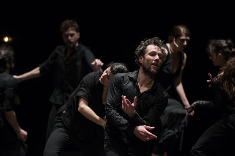 TUMULTE ( Cie Vilcanota, Bruno Pradet) Le 30 janvier 2020 au Gymnase CDC, Roubaix - Chorégraphie : Bruno Pradet - Interprétation chorégraphique : Christophe Brombin, Jules Leduc, Noëllie Poulain, Thomas Regnier, Loriane Wagner - Chant et musique : Marion Dhombres (soprano), Mathieu Jedrazak (contre-ténor / violon alto), Frédéric Joiselle (voix / guitare), Franck Tilmant (voix / basse) - photographie © Frédéric Iovino