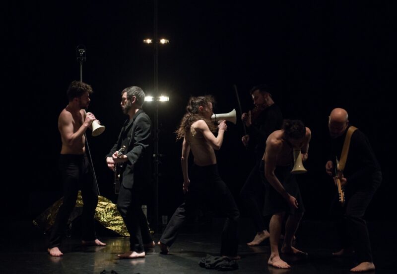 TUMULTE ( Cie Vilcanota, Bruno Pradet) Le 30 janvier 2020 au Gymnase CDC, Roubaix - Chorégraphie : Bruno Pradet - Interprétation chorégraphique : Christophe Brombin, Jules Leduc, Noëllie Poulain, Thomas Regnier, Loriane Wagner - Chant et musique : Marion Dhombres (soprano), Mathieu Jedrazak (contre-ténor / violon alto), Frédéric Joiselle (voix / guitare), Franck Tilmant (voix / basse) - photographie © Frédéric Iovino