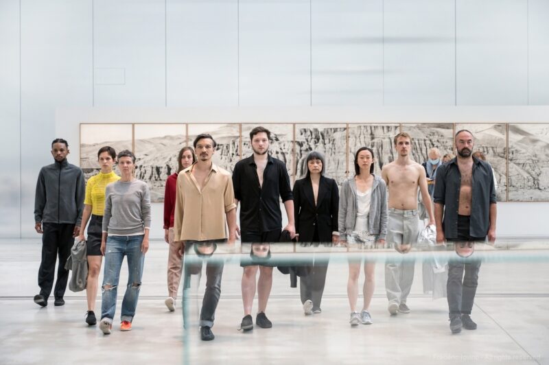 DARK RED (Anne Teresa De Keersmaeker, 2021) - Le 12 juin 2021 au Musée du Louvre Lens. Concept et chorégraphie : Anne Teresa De Keersmaeker - Dansé par et créé avec : Boštjan Antončič, Michaël Pomero, Rafael Galdino, Marie Goudot, Frank Gizycki, Jacob Storer, Lav Crnčević, Cynthia Loemij, Yuika Hashimoto, Laura Maria Poletti, Sophia Dinkel, Fumiyo Ikeda, Mamadou Wagué. Photographie © Frédéric Iovino