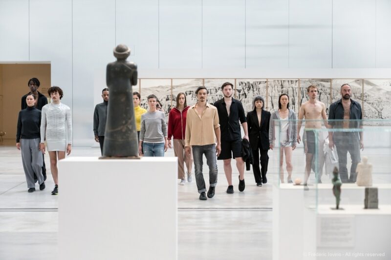 DARK RED (Anne Teresa De Keersmaeker, 2021) - Le 12 juin 2021 au Musée du Louvre Lens. Concept et chorégraphie : Anne Teresa De Keersmaeker - Dansé par et créé avec : Boštjan Antončič, Michaël Pomero, Rafael Galdino, Marie Goudot, Frank Gizycki, Jacob Storer, Lav Crnčević, Cynthia Loemij, Yuika Hashimoto, Laura Maria Poletti, Sophia Dinkel, Fumiyo Ikeda, Mamadou Wagué. Photographie © Frédéric Iovino