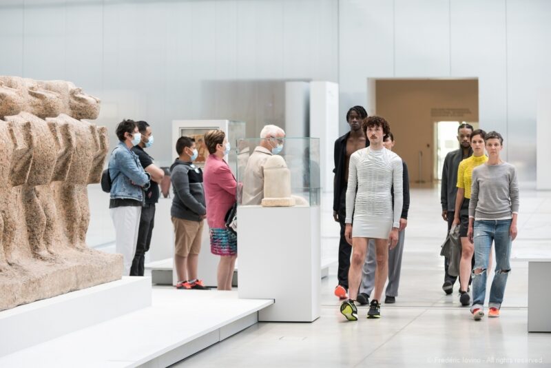 DARK RED (Anne Teresa De Keersmaeker, 2021) - Le 12 juin 2021 au Musée du Louvre Lens. Concept et chorégraphie : Anne Teresa De Keersmaeker - Dansé par et créé avec : Boštjan Antončič, Michaël Pomero, Rafael Galdino, Marie Goudot, Frank Gizycki, Jacob Storer, Lav Crnčević, Cynthia Loemij, Yuika Hashimoto, Laura Maria Poletti, Sophia Dinkel, Fumiyo Ikeda, Mamadou Wagué. Photographie © Frédéric Iovino