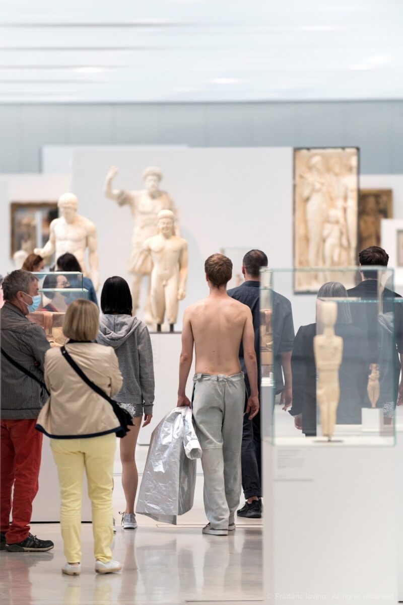 DARK RED (Anne Teresa De Keersmaeker, 2021) - Le 12 juin 2021 au Musée du Louvre Lens. Concept et chorégraphie : Anne Teresa De Keersmaeker - Dansé par et créé avec : Boštjan Antončič, Michaël Pomero, Rafael Galdino, Marie Goudot, Frank Gizycki, Jacob Storer, Lav Crnčević, Cynthia Loemij, Yuika Hashimoto, Laura Maria Poletti, Sophia Dinkel, Fumiyo Ikeda, Mamadou Wagué. Photographie © Frédéric Iovino
