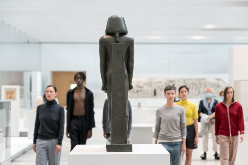 DARK RED (Anne Teresa De Keersmaeker, 2021) - Le 12 juin 2021 au Musée du Louvre Lens. Concept et chorégraphie : Anne Teresa De Keersmaeker - Dansé par et créé avec : Boštjan Antončič, Michaël Pomero, Rafael Galdino, Marie Goudot, Frank Gizycki, Jacob Storer, Lav Crnčević, Cynthia Loemij, Yuika Hashimoto, Laura Maria Poletti, Sophia Dinkel, Fumiyo Ikeda, Mamadou Wagué. Photographie © Frédéric Iovino