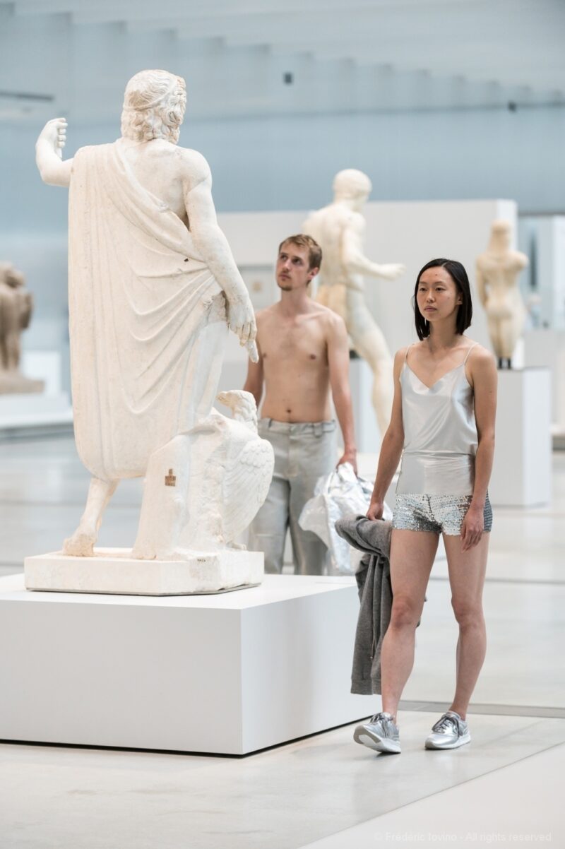 DARK RED (Anne Teresa De Keersmaeker, 2021) - Le 12 juin 2021 au Musée du Louvre Lens. Concept et chorégraphie : Anne Teresa De Keersmaeker - Dansé par et créé avec : Boštjan Antončič, Michaël Pomero, Rafael Galdino, Marie Goudot, Frank Gizycki, Jacob Storer, Lav Crnčević, Cynthia Loemij, Yuika Hashimoto, Laura Maria Poletti, Sophia Dinkel, Fumiyo Ikeda, Mamadou Wagué. Photographie © Frédéric Iovino